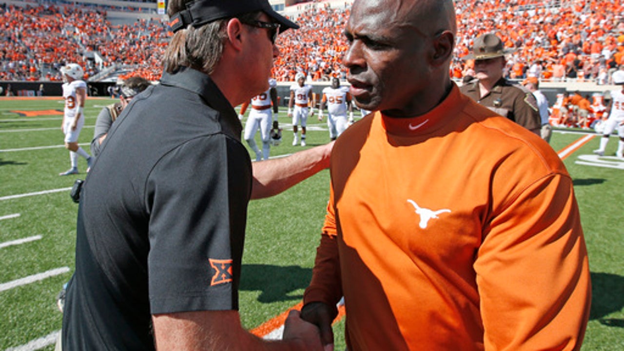 Texas' Strong, Oklahoma's Stoops need victory to calm fans
